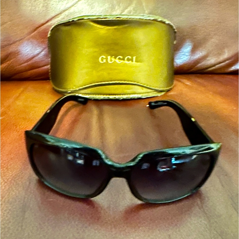 🌺Gucci Sunnies with case.🌺😎